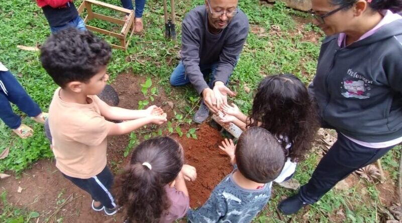 Escola municipal de Ribeirão Pires transforma reunião de pais em experiência de conexão com a natureza
