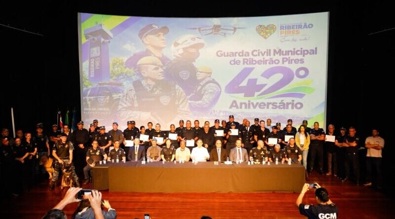GCM de Ribeirão Pires celebra 42 anos com homenagem a agentes por tempo de serviço
