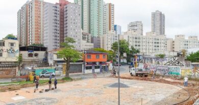 Prefeito vistoria obras de revitalização da Praça da Mantiqueira