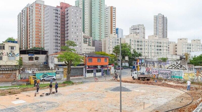 Prefeito vistoria obras de revitalização da Praça da Mantiqueira