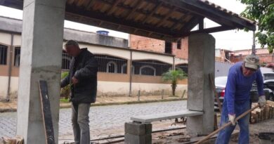Ribeirão Pires amplia ações de zeladoria com construção de ponto de ônibus e novo acesso a campo de futebol