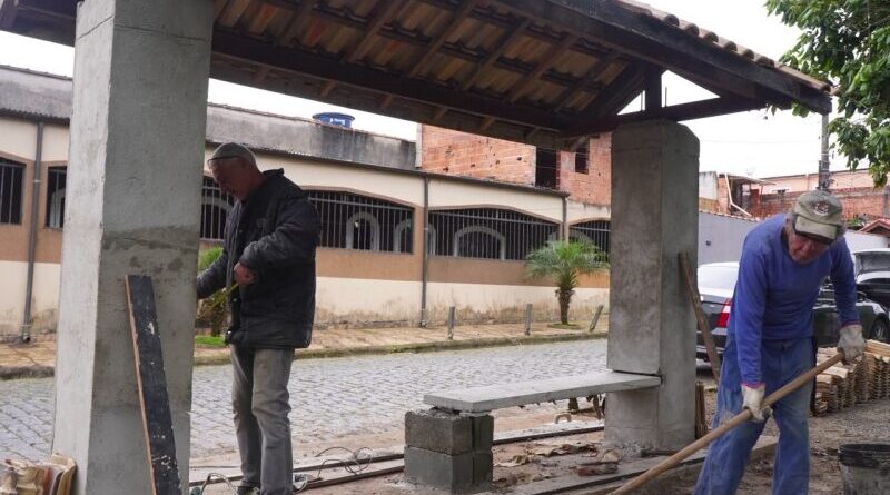 Ribeirão Pires amplia ações de zeladoria com construção de ponto de ônibus e novo acesso a campo de futebol