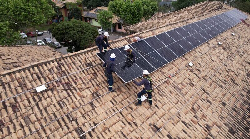 Ribeirão Pires avança na implantação de energia solar e instala sistema no Paço Municipal