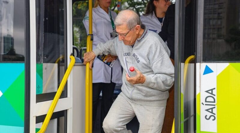 Santo André promove treinamento para idosos sobre uso seguro do transporte público